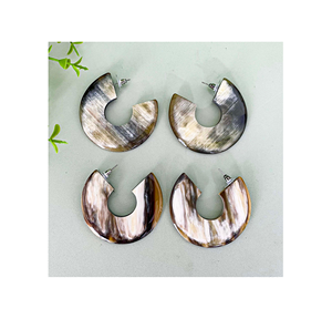 Nouveau design de boucles d'oreilles en corne naturelle ombre naturelle forme personnalisée ensemble de boucles d'oreilles pour filles mode emballage personnalisé - Product Image 3