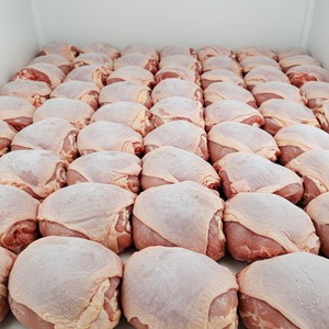 Muslos de pollo congelados con certificación Halal disponibles en cajas de cartón de 10kg o 15kg para comercio internacional de alimentos y suministro de restaurantes - Product Image 4