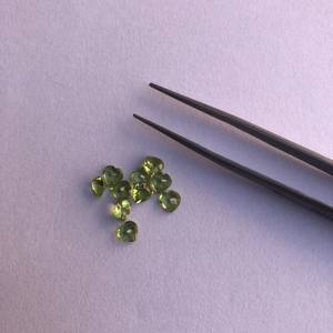 พลอยเพอริดอทสีเขียวธรรมชาติขนาด 5 มม. ทรงหัวใจเจียระไน ขายส่งออนไลน์ ราคาโรงงาน ซื้อเลยจากผู้ผลิต ร้านค้าปกติ - Product Image 2