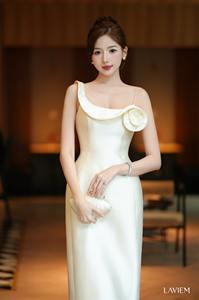 Robe élégante à col halter, coupe évasée, motif floral 3D, manches courtes, style formel, romantique, féminin, design sophistiqué pour les fêtes - Product Image 6