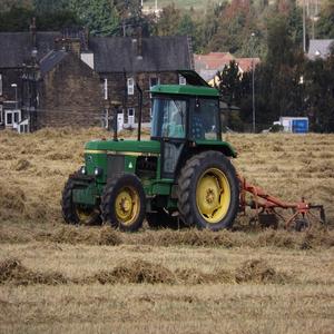 Achetez un tracteur John Deere 3140 avec livraison rapide, pièces de qualité supérieure et performances puissantes, parfait pour une utilisation quotidienne dans les fermes - Product Image 3