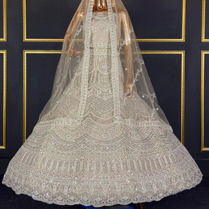 Lehenga choli certifié, lourd et neuf, avec des détails raffinés et une grande ampleur, parfait pour les mariages et les occasions spéciales. - Product Image 1