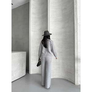 Ensemble de tricots pour femmes avec détails boutonnés 1565 - Tenue de pull confortable et élégante - Product Image 2