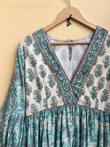 เดรสแม็กซี่โบฮีเมียนงานทำมือชุดเดรสปักลายสีผสมคอตตอนสำหรับฤดูร้อนทำจากอินเดีย - Product Image 5