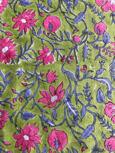 ผ้าฝ้ายพิมพ์ลายด้วยมือ ลายดอกไม้สีเขียวมะกอก พร้อมดอกไม้สีชมพูและใบสีคราม |   สิ่งทอพื้นเมืองอินเดีย - Product Image 3