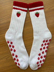 Chaussettes de sport pour femmes avec logo personnalisé, tricotées, antidérapantes, pour la gym, le yoga, le pilates, avec broderie mignonne et organique - Product Image 6