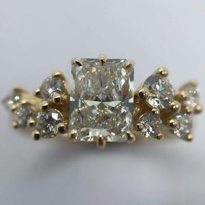 แหวนเพชรเม็ดเดี่ยวทรงเรเดียนท์คัท น้ำหนักรวม 2.2 กะรัต เพชรเพาะเลี้ยงในห้องปฏิบัติการ ประดับด้วยทองคำสีเหลืองคุณภาพสูง พร้อมด้วยเพชรทรงบริลเลียนท์ - Product Image 3