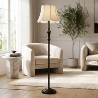 Lampadaire moderne en fer forgé avec abat-jour en tissu pour salon et chambre à coucher avec multiprise
