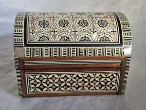 Caja Organizadora de Joyas de Madera de Alta Calidad Hecha a Mano con Diseño Floral Grabado, Moderna, de Lujo, Personalizable, con Incrustaciones de Madreperla - Product Image 4