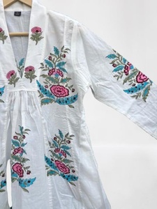 เดรสยาวคลุมเข่าผ้าฝ้ายทำด้วยมือน้ำหนักเบาสำหรับผู้หญิงสไตล์ฤดูร้อนหวานตกแต่งด้วยลูกไม้พิมพ์ลายบล็อกด้วยมือย้อมธรรมดา - Product Image 4