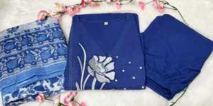 Impresionante conjunto de Kurta flaired con dupatta estampada de malmal de algodón hecha de algodón de alta calidad y bordado en la línea del cuello - Product Image 3