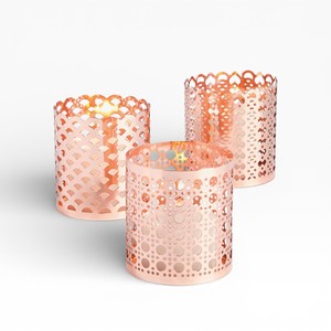 Ensemble de bougeoirs modernes en métal finition cuivre avec découpes géométriques et florales variées - Product Image 2