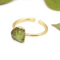 Vente en gros de cristal naturel de guérison de haute qualité pierre de péridot brute bague ajustable plaquée or pour femmes bijoux pour l'Inde
