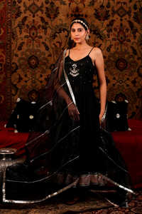 เดรส Anarkali มีสายรัดสำหรับผู้หญิงสีดำเข้มปักลายโกต้าแพตติสำหรับงานเลี้ยงฉลอง - Product Image 2