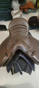 Silla de montar profesional de cuero para equitación inglesa con estructura de madera, doble banda de vientre y características de entrenamiento para uso de resistencia. - Product Image 5