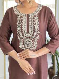 Venta al por mayor de Chanderi con estilo con tela viscosa Traje de mujer bordado o impreso Material de traje disponible al mejor precio - Product Image 6