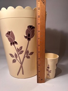 Poubelle en métal avec une belle impression numérique avec des pieds en laiton. - Product Image 3