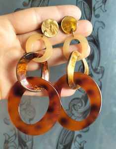 Boucles d'oreilles vintage en corne de bœuf sculptées à la main, forme ronde, finition brillante, légères, bijoux fantaisie, artisanat naturel de haute qualité - Product Image 4