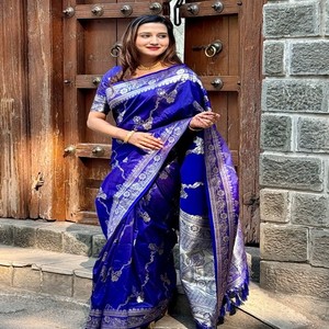 Sari de Seda Suave Banarasi Premium VASTRA COTTAGE, Tejido Jaal con Hilo Plateado, Pallu Tejido Enriquecido, Ropa Festiva con Blusa Lisa - Product Image 1