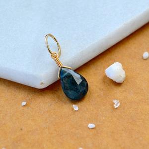 Colgante de Cianita en Forma de Lágrima, Gema Azul, Chapado en Oro, Joyería Artesanal Delicada para Mujer - Product Image 1