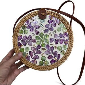 Bolso de Ratán Artesanal con Incrustaciones de Nácar para un Estilo Elegante y un Toque Artesanal - Product Image 2