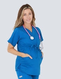 Traje exfoliante de maternidad verde Hunter de facilidad moderna con corte relajado y tela suave - Product Image 5