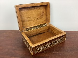 Boîte à bijoux de luxe en bois artisanal traditionnel avec incrustation de nacre et motif floral gravé, forme personnalisable, organisateur de rangement - Product Image 3