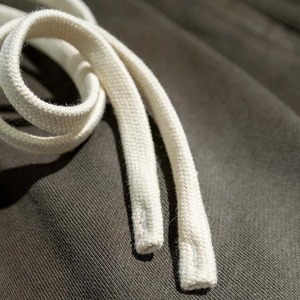 กางเกงขาสั้นผู้ชายเอวยางยืด ล้างสีแบบแอซิด ขอบดิบ ดีไซน์วินเทจขาดๆ ผ้าเทอร์รี่คอตตอน กางเกงขาสั้นผ้าฝ้ายเนื้อนุ่ม เป็นมิตรกับสิ่งแวดล้อม สีพื้น - Product Image 5