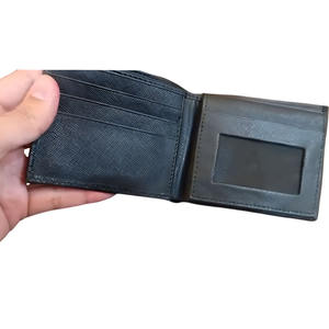 Portefeuille bifold pour homme en cuir texturé noir avec fenêtre d'identité, design fin et compact, plusieurs emplacements pour cartes et deux compartiments pour billets - Product Image 4