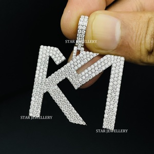 Colgante de Oro de 10K con Incrustaciones de Diamantes Cultivados en Laboratorio, Personalizado, Unisex, Estilo Hip Hop, Corte Brillante Redondo, con Logotipo de Letra - Product Image 1