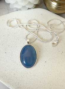Pendentif en agate bleue faite à la main en pierre précieuse collier en argent pierre ovale bijoux artisanaux pendentif élégant pour les femmes - Product Image 2