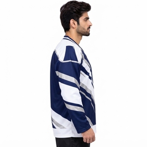 Maillot de hockey sur glace élégant, fabriqué avec un tissu durable et une construction confortable, offrant une finition soignée et des coutures robustes. - Product Image 2