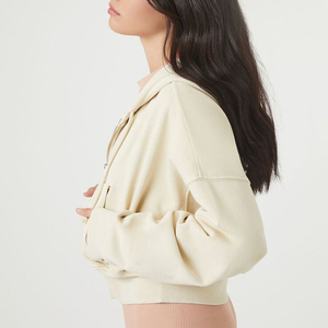 เสื้อฮู้ดครอปตัวใหญ่สำหรับผู้หญิง ขายส่ง พร้อมโลโก้สั่งทำด้านหน้า สไตล์สตรีทแวร์สำหรับฤดูใบไม้ร่วง ผ้าฝ้าย 100% - Product Image 4