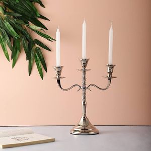 Candélabre en métal au design orné d'accents de cristal pour la décoration de réception de mariage et la décoration intérieure élégante - Product Image 3
