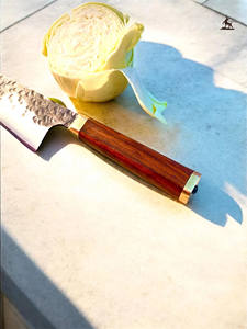 Couteau de chef Santoku en acier inoxydable forgé fait à la main avec manche en bois Couteau de cuisine personnalisable Support OEM - Product Image 3