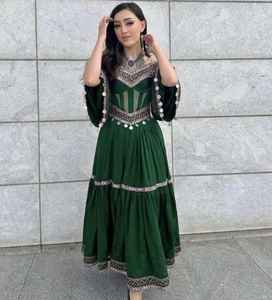 ชุดเดรสผู้หญิงอัฟกานิสถาน ดีไซน์เนอร์ออกแบบ พร้อมงานปักสีสันสดใสและประดับด้วยลูกปัด ชุดประจำชาติที่เป็นเอกลักษณ์ ดีไซน์หรูหราและสวมใส่สบาย - Product Image 2