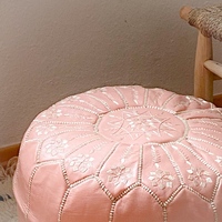 Pouf ottoman marocain bohème en cuir jaune à motifs, perles et broderies, fait main, décoratif, siège bas et repose-pieds mobile pour la maison