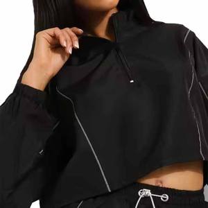 Ensemble de vêtements de sport deux pièces de haute qualité pour femmes Logo personnalisé Sweat à capuche court et short de grande taille à motif solide Survêtements - Product Image 2