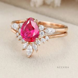 ชุดแหวนแต่งงาน2ชิ้นทำมือ-แหวนหมั้นทำจากทับทิมรูปลูกแพร์ & วงดนตรีโมอิสซาไนต์สำหรับงานแต่งงานสีโรสโกลด์10K - Product Image 3