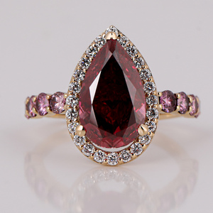 Anillo de compromiso de diamantes de corte de pera rosa de estilo clásico chapado en oro de 10KT creado con anillo de diamante lateral de corte redondo rosa y blanco - Product Image 1