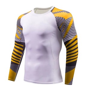 เสื้อแรชการ์ดผู้ชายสำหรับเล่นกีฬาทางน้ำ ยืดหยุ่นได้ ป้องกันแสงแดด UPF 50+ เสื้อผ้าสำหรับเล่นเซิร์ฟ แห้งเร็ว ระบายอากาศได้ดี แขนยาว เสื้อยืดว่ายน้ำ รับผลิตตามแบบจำนวนมาก - Product Image 1