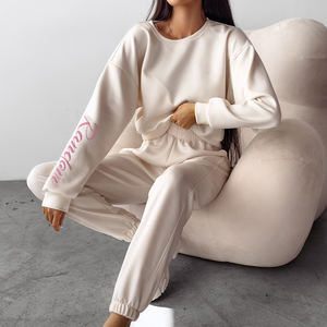 Conjunto de chándales de mujer bordados de moda de lujo, conjunto de sudaderas con capucha y joggers de algodón pesado de Color de contraste personalizado para mujer - Product Image 1