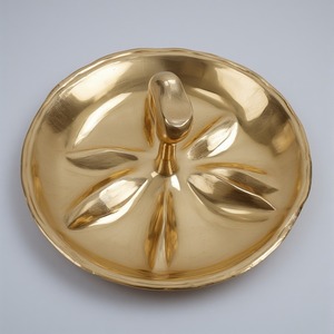 Servidor de fruta seca de aluminio decorativo con tres cuencos en forma de hoja entrelazados en acabado dorado creado para interiores de comedor elegantes - Product Image 2