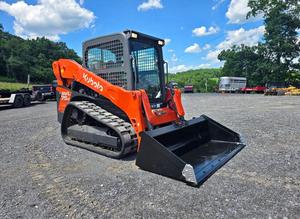 Chargeuse compacte KUBOTA SVL75-2 avec cabine EROPS, chauffage et climatisation, écran avancé avec caméra, hydraulique auxiliaire à haut débit, chargeuse sur chenilles - Product Image 3