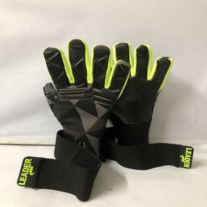 Gants de gardien de but en latex respirant de haute qualité à bas prix avec sangle de poignet réglable antidérapante et fermeture à scratch - Product Image 1