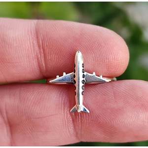 Bague signet géométrique minimaliste en forme d'avion, faite à la main en argent sterling, bijou d'aviation, cadeau de voyage unique pour elle - Product Image 5