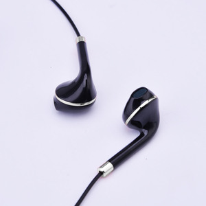Producto de ruedas de coche de pasajeros con auriculares negros y plateados de - Product Image 1