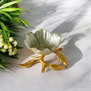 Cuenco de aluminio decorativo en forma de flor con soporte de hojas adjunto en color dorado y plateado Cuenco bellamente hecho a mano a granel - Product Image 1