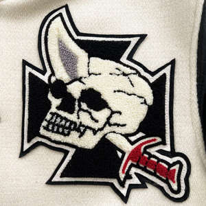 แจ็คเก็ตบอมเบอร์ทีมเบสบอลของผู้ชายเสื้อทีมโรงเรียนผ้าขนแกะปักโลโก้สีพื้นสำหรับฤดูหนาว - Product Image 3