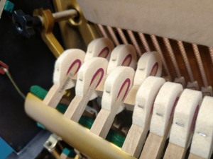 Piano droit Yamaha UX1 noir, son de haute qualité pour une performance professionnelle, son riche, idéal pour l'éducation musicale, 88 touches - Product Image 5